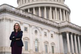 La congresista demócrata Sarah McBride, primera mujer transgénero del Congreso de Estados Unidos, en la escalinata del Capitolio, en Washington.