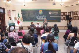 El alcalde encabezó junto con la presidenta del DIF, Alma Iribarren Madrigal, la entrega de apoyos económicos a enfermos de cáncer en Sabinas.