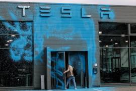 Una tienda de Tesla con la fachada dañada, causada por activistas de la Nueva Generación en Berlín. Las ventas de la compañía en el primer trimestre del añofueron un 13 % menos que en el mismo periodo de 2024.