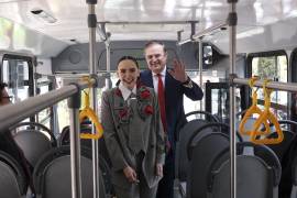 Altagracia Gómez Sierra, coordinadora del Consejo Asesor de Desarrollo Económico Regional y Relocalización y Marcelo Ebrard secretario de Economía, en la presentación del autobús eléctrico Taruk.