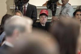 El presidente de la junta directiva de Tesla, Robyn Denholm, desmintió los reportes de que la empresa de vehículos eléctricos busca reemplazar a Elon Musk como consejero delegado.