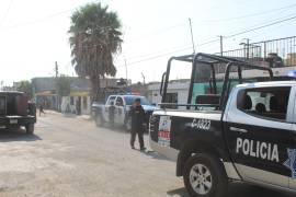 Elementos de la Agencia de Investigación Criminal acudieron a una vivienda del oriente de Saltillo donde fue hallado un cuerpo enterrado en el patio, en avanzado estado de descomposición.