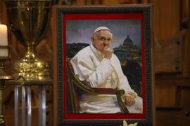 La imagen del Papa Francisco adornando el altar de la Catedral de Saltillo como parte del homenaje póstumo.