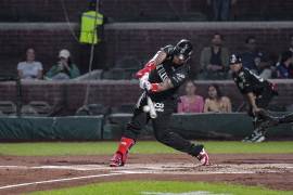 Saraperos de Saltillo cerró con fuerza la serie inaugural de la Liga Mexicana de Beisbol al vencer 16-3 a los Acereros de Monclova en el estadio Francisco I. Madero.