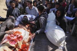 Varios palestinos lloran junto a los cuerpos de sus familiares, muertos en un ataque aéreo israelí, mientras son trasladados al Hospital de Shifa, en la Ciudad de Gaza, el sábado 26 de abril de 2025.. FOTO:
