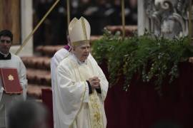 El delegado del papa, el cardenal Domenico Calcagno, preside la misa del Jueves Santo en la Basílica de San Pedro del Vaticano, el 17 de abril de 2025. FOTO: