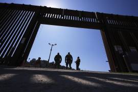 Trump presiona para que su administración rompa récords en deportaciones de migrantes.