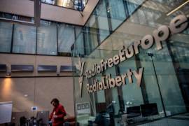 El juez Royce C. Lamberth del Tribunal de Distrito de EU para el Distrito de Columbia emitió una orden preliminar que suspende a la administración estadounidense suspender la financiación a Radio Free Europe.