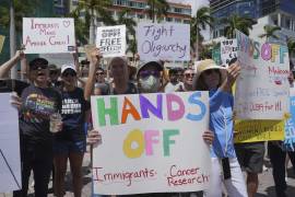 Manifestantes llevan carteles y corean consignas en protesta contra las políticas del presidente Donald Trump y Elon Musk el sábado 5 de abril de 2025, en Miami. FOTO: