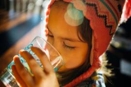 El suero oral es eficaz ante una deshidratación leve o moderada, pero no debe sustituir al agua como bebida de consumo cotidiano.