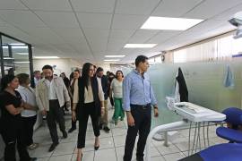 Autoridades universitarias, docentes y estudiantes celebran la entrega de 11 nuevas unidades dentales para la Clínica de Posgrado en Prostodoncia.