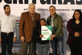 Autoridades locales, estatales y legisladores acompañaron a las familias beneficiarias durante el evento de entrega de escrituras en Coahuila.