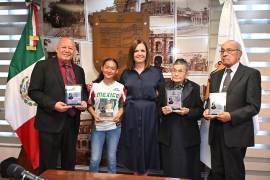 La alcaldesa de Frontera, Sari Pérez, entregó distinciones a ciudadanos ejemplares.