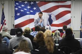 Ryan Kelley habla en la sede del Partido Republicano del Condado de Jackson en Michigan. Kelley pensó que tenía una buena oportunidad de convertirse en gobernador de Michigan en 2022.
