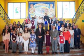 Funcionarios del Ayuntamiento y del DIF Ramos Arizpe acompañan a los pequeños regidores en la sesión, destacando la importancia de su participación ciudadana.