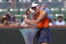 La joven tenista rusa se consagró campeona del WTA 1000 de Indian Wells tras vencer a la número uno mundial, Aryna Sabalenka, con un marcador de 2-6, 6-4, 6-3.