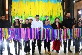 El rector Octavio Pimentel Martínez inaugura la Semana Cultural del Ateneo Fuente, acompañado de autoridades universitarias y representantes estudiantiles.