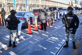 Se mantienen operativos de GN, que retrasan los traslados en los puentes internacionales.