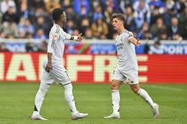 A pesar de quedarse con 10 hombres tras la expulsión de Kylian Mbappé en la primera mitad, el Real Madrid venció 1-0 al Alavés gracias a un golazo de Eduardo Camavinga desde fuera del área.