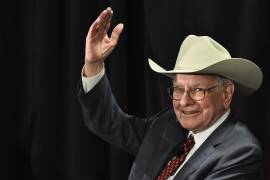 El director ejecutivo de Berkshire Hathaway, Warren Buffett, saluda a la multitud tras tocar el ukelele y responder preguntas en su nueva tienda en The Colony, Texas; el 8 de abril de 2015.