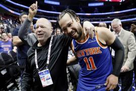 Jalen Brunson celebró el pase con el que guió a los Knicks a la siguiente ronda de los Playoffs de la NBA.