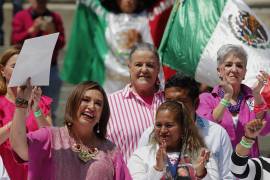 La senadora mexicana Xóchitl Gálvez fue reconocida este domingo como la candidata oficial de la oposición a las elecciones presidenciales el 2024 ante miles de personas que se congregaron en la emblemática avenida Paseo de la Reforma de la capital mexicana para presenciar el momento en el que se le entregó la constancia que la acredita como tal.