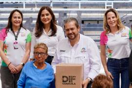Autoridades municipales y estatales entregaron apoyos alimentarios a embarazadas y adultos mayores durante el arranque del programa en la Alameda de Zaragoza.