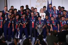 Macron dio la bienvenida al equipo Paris Saint-Germain a la capital francesa el domingo después de que los atletas vencieran al Inter de Milán 5-0 el sábado por la noche.