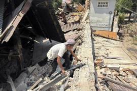 Una persona se mueve entre los escombros de un monasterio budista que se derrumbó tras un sismo en Naipyidó, Myanmar, el domingo 30 de marzo de 2025. FOTO: