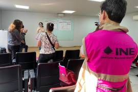 La capacitación de funcionarios de casilla continúa con simulacros en diferentes distritos de Coahuila, a poco más de un mes de la elección.
