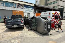 La camioneta Suzuki terminó volcada y con severos daños en la carrocería tras ser impactada por un Fiat, lo que provocó que derrapara varios metros hasta estrellarse contra otro vehículo.