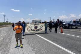 Decenas de unidades y de elementos de la Policía del Estado estuvieron custodiando a los trabajadores que tienen más de 50 semanas de no recibir salarios y prestaciones.