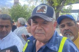 Julián Torres Ávalos, vocero de los extrabajadores de AHMSA, durante su inspección en las instalaciones.