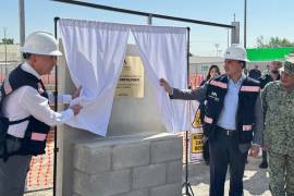 El gobernador Manolo Jiménez colocó la primera piedra del nuevo Centro Oncológico en Torreón, junto a autoridades estatales y municipales.