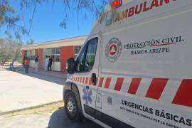 Elementos de emergencia arribaron a la escuela para atender al menor, pero ya no presentaba signos vitales.
