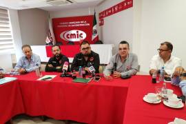 Representantes de la CMIC y la CATEM durante la firma del convenio que beneficiará a trabajadores y empresarios del sector de la construcción en La Laguna.