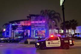 Fue alrededor de las 1:00 horas que elementos policiacos sitiaron el exterior del establecimiento, ubicado sobre el bulevar Moctezuma al norte de la ciudad, para ingresar y buscar al joven.