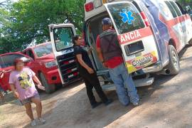 Paramédicos brindaron los primeros auxilios a la menor tras ser rescatada del pozo en el río Sabinas.