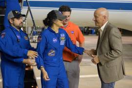EL director interino de la NASA, Stephen A. Koerner (d), recibe a la astronauta Sunita ‘Suni’ Williams (c) a su llegada a las instalaciones del Campo Ellington del Centro en Houston, Texas.