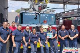 Bomberos de la Estación Norte recibieron a Diego como un miembro más del equipo.