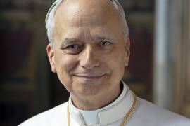 En la imagen oficial el papa León XIV aparece llevando su cruz relicario con los santos agustinos, así como el nombre y firma en latín.