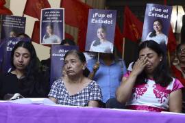 Después de 206 días, la defensora de derechos humanos Sandra Estefana Domínguez Martínez fue encontrada sin vida junto con su esposo Alexander Hernández Hernández, en el rancho La Ceiba en la comunidad de Santiago Sochiapan, en el estado de Veracruz, así lo informó la Fiscalía General del Estado de Oaxaca. Esta tarde familiares de la activista confirmaron que fue encontrado el cuerpo de Sandra, su madre y hermanas expresaron “no fue el final que soñamos, pero al fin descasará entre quienes la amamos profundamente”, agradecieron el acompañamiento de organizaciones sociales, defensores y medios de comunicación. Sandra Estefana Domínguez desapareció el pasado 4 de octubre de 2024, durante el caso la familia denunció hostigamiento y revictimización.