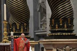Esta costumbre surgió ya en el primer milenio del cristianismo para significar que la elección a la Sede Pedro es semejante a un segundo nacimiento.