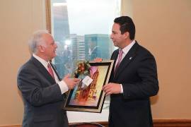 El alcalde Javier Díaz otorgó una pintura de la Catedral de Saltillo a Kirk Watson, alcalde de Austin.