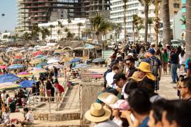 Miles de personas de diferentes estados de la república y diversos países disfrutan del puerto en Mazatlán. Los hoteles y restaurantes ya se encuentran a su máxima capacidad.