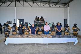 El alcalde Villarreal entrega uniformes a los elementos del GRC en presencia de autoridades estatales y municipales.