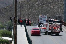Elementos de varias corporaciones de seguridad y de emergencia participaron en la labor de convencimiento y evitaron que el hombre se arrojara al vacío.