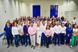 El alcalde Carlos Villarreal da inicio a la Estrategia de Salud Mental en Monclova, acompañado de autoridades del DIF Coahuila y municipales.