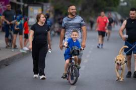 Familias, niñas y niños disfrutaron de un domingo activo en la Ruta Recreativa.