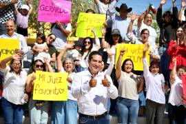 Gerardo López García, candidato a Juez de Distrito del Octavo Circuito en Materia Mixta, durante su arranque de campaña en la Línea Verde, rodeado por más de cien ciudadanos que lo respaldan.